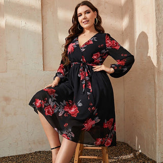 Slå om-kjole med blomsterprint (plus-size)