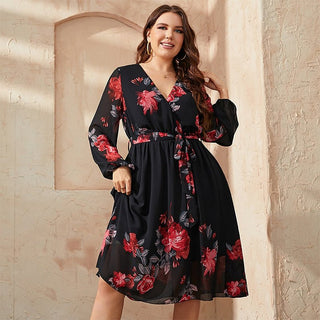 Slå om-kjole med blomsterprint (plus-size)